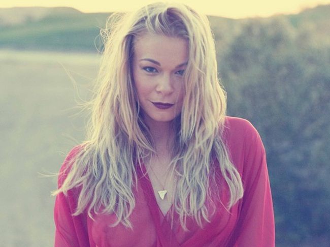 Leann Rimes Flashing Her Bare Ass and Breasts Through Dress