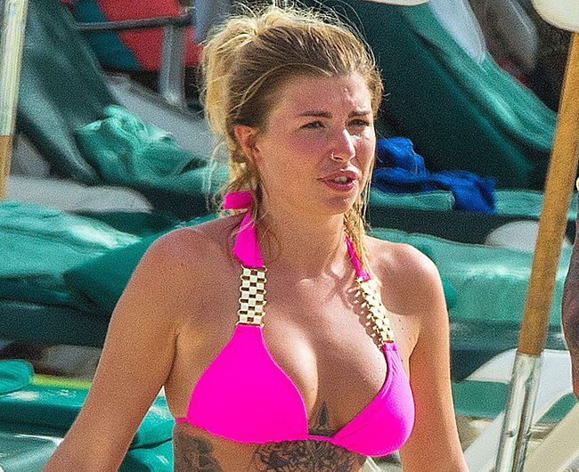 Olivia Buckland Caught Flashing Her Booty In The Pink Bikini