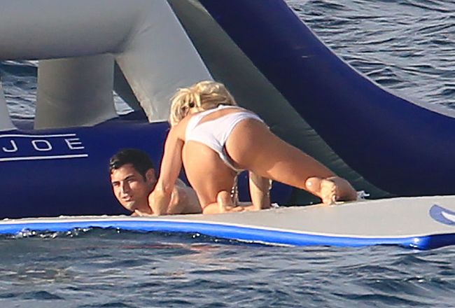 Victoria Silvstedt Paparazzi Thong Bikini and Pussy Slip Photos