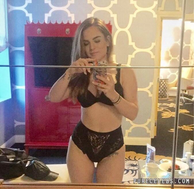 Leaked Joanna Jojo Levesque Takes A Selfie In Her Sexy