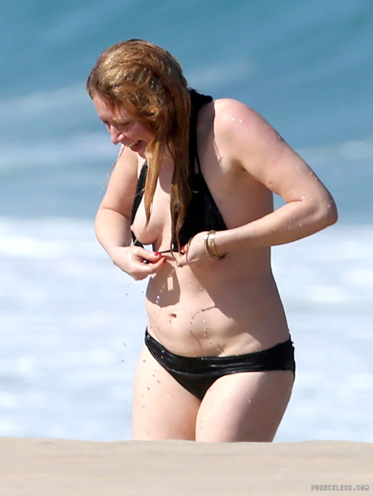 1280px x 1705px - Natasha Lyonne Caught Flashing Her Wet Boobs On The Beach - NuCelebs.com