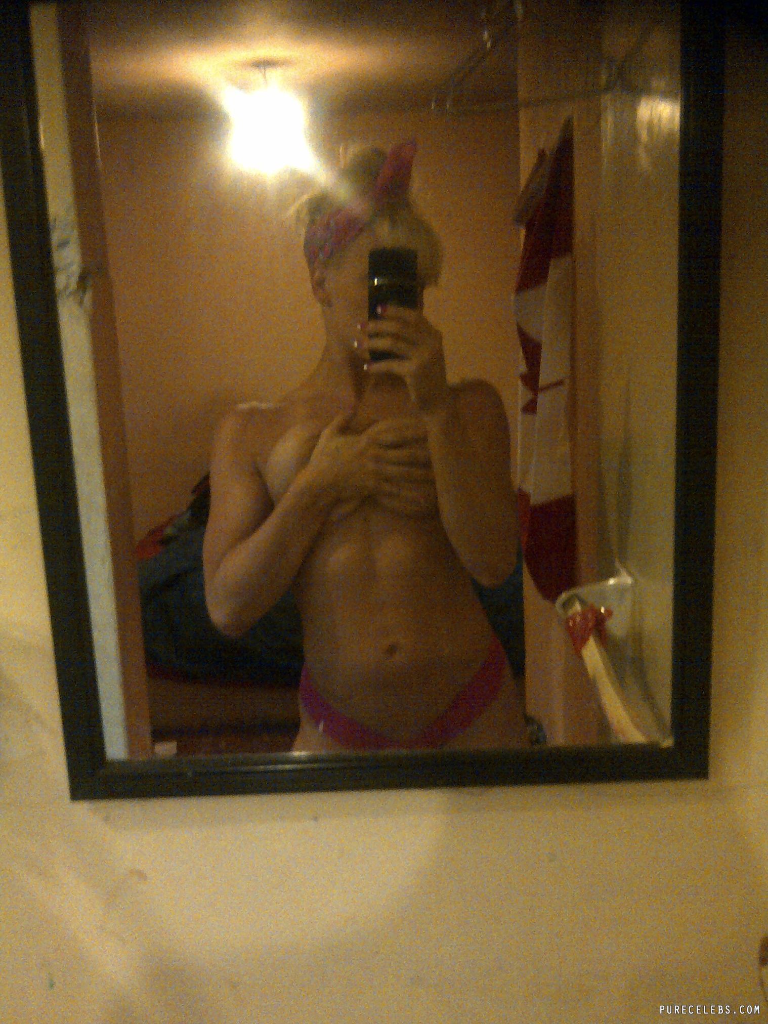 WWE Star Taya Valkyrie (Kira Renee Forster) Leaked Topless Selfie Photos.