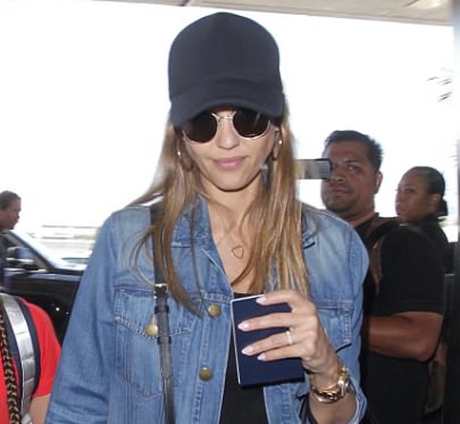 Jessica Alba still looks beautiful even without a makeup