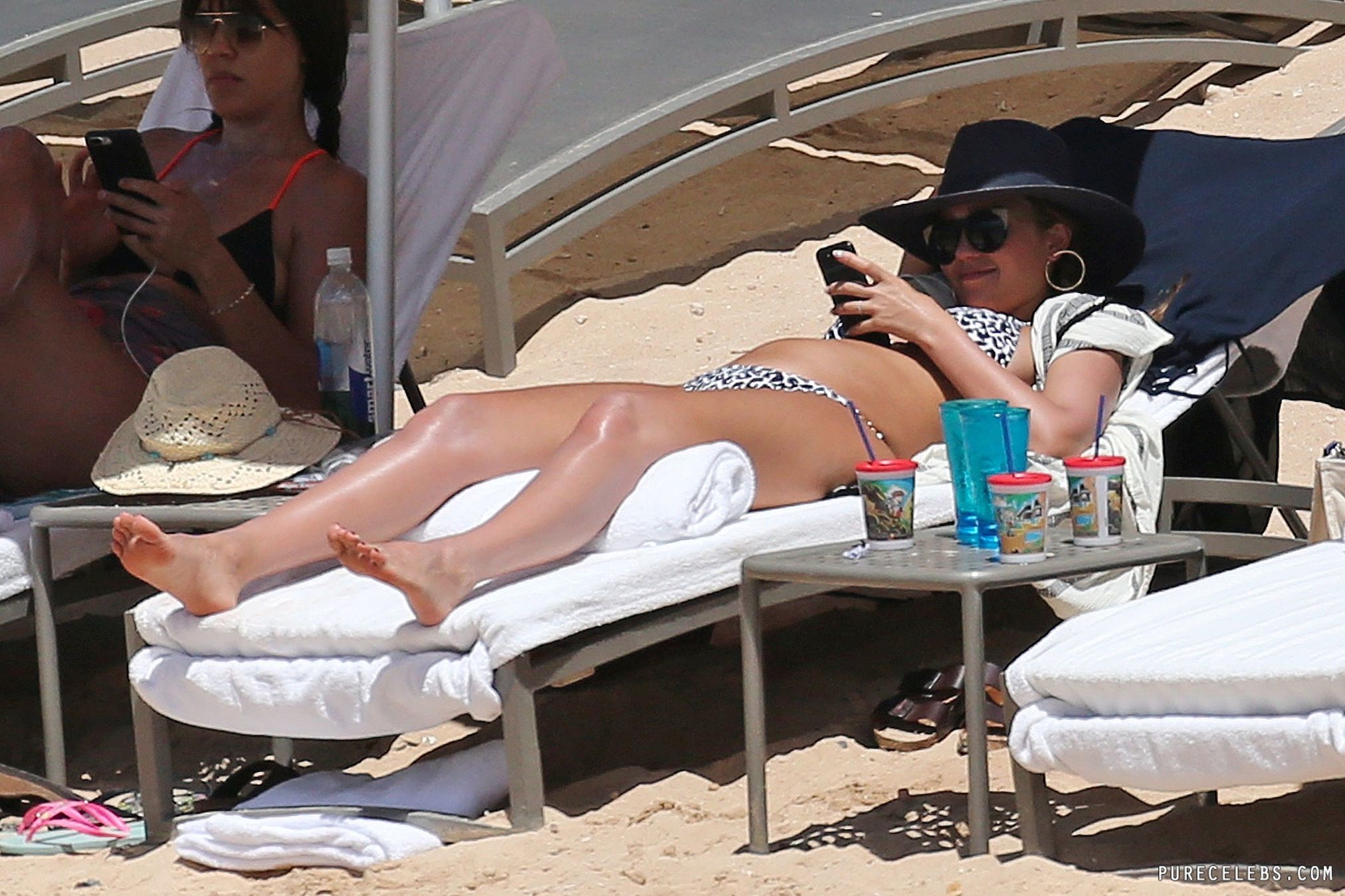 Jessica Alba Topless At Beach - Jessica Alba Caught Sunbathing In The Bikini On A Beach - NuCelebs.com
