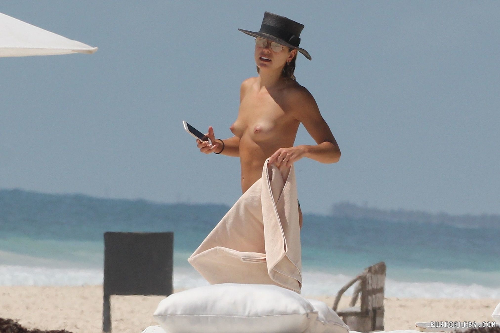Paparazzi caught Australian model Ashley Hart nude during her beach vacatio...