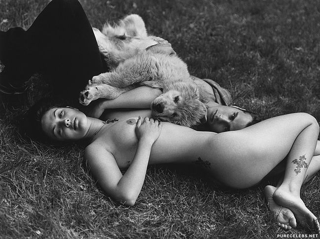 Drew Barrymore Posing Totally Naked