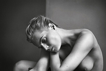 Guinevere Van Seenus Nude