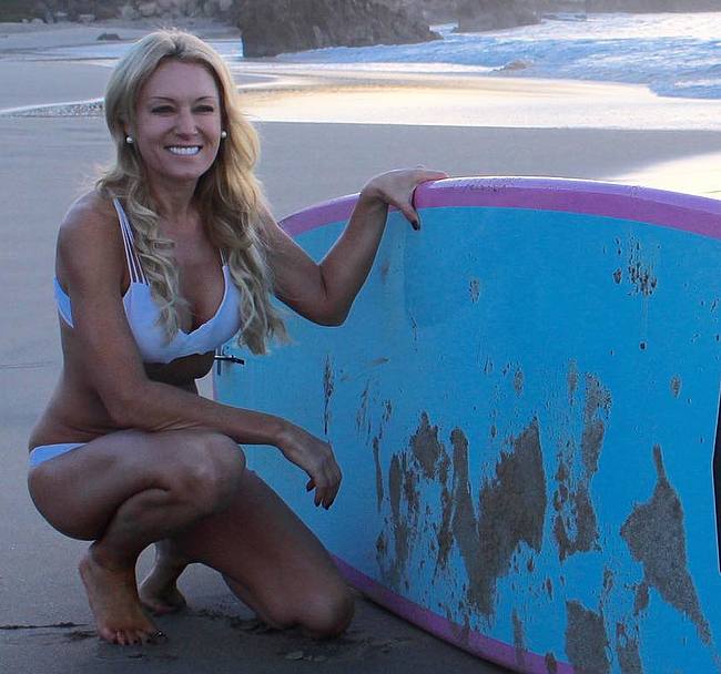 Natalie Gulbis loves the sea and she sure loves surfing. 