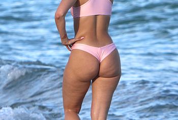 Hot Julieanna Goddard Revealing Her Huge Butts On The Beach.