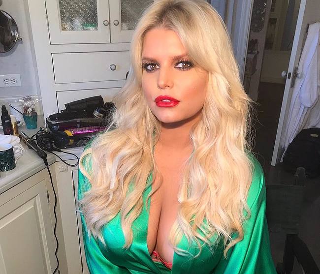 Jessica Simpson Showing Amazing Cleavage And Pink Bra