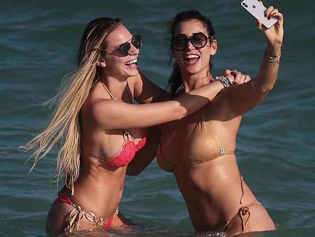 Francesca Brambilla & Livia Canalis Exposing Their Gorgeous Asses In Wet Bikini