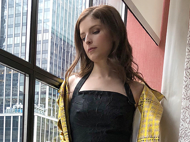 Anna Kendrick Pokies And Sexy Cleavage Photos