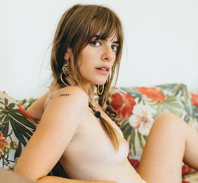 Emily Labowe Nude And Sexy Undewear Photoshoot