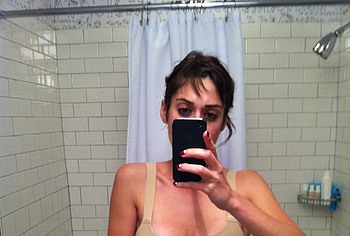 Lizzy Caplan Leaked Nude