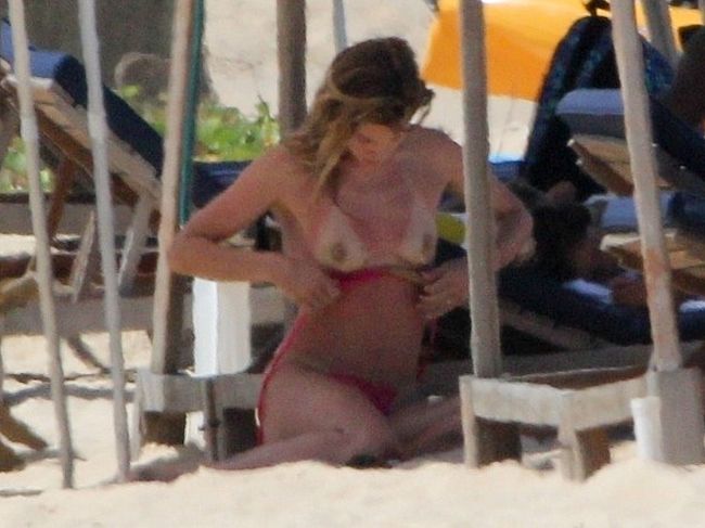 Doutzen Kroes Flashing Her Tits While Change The Bikini