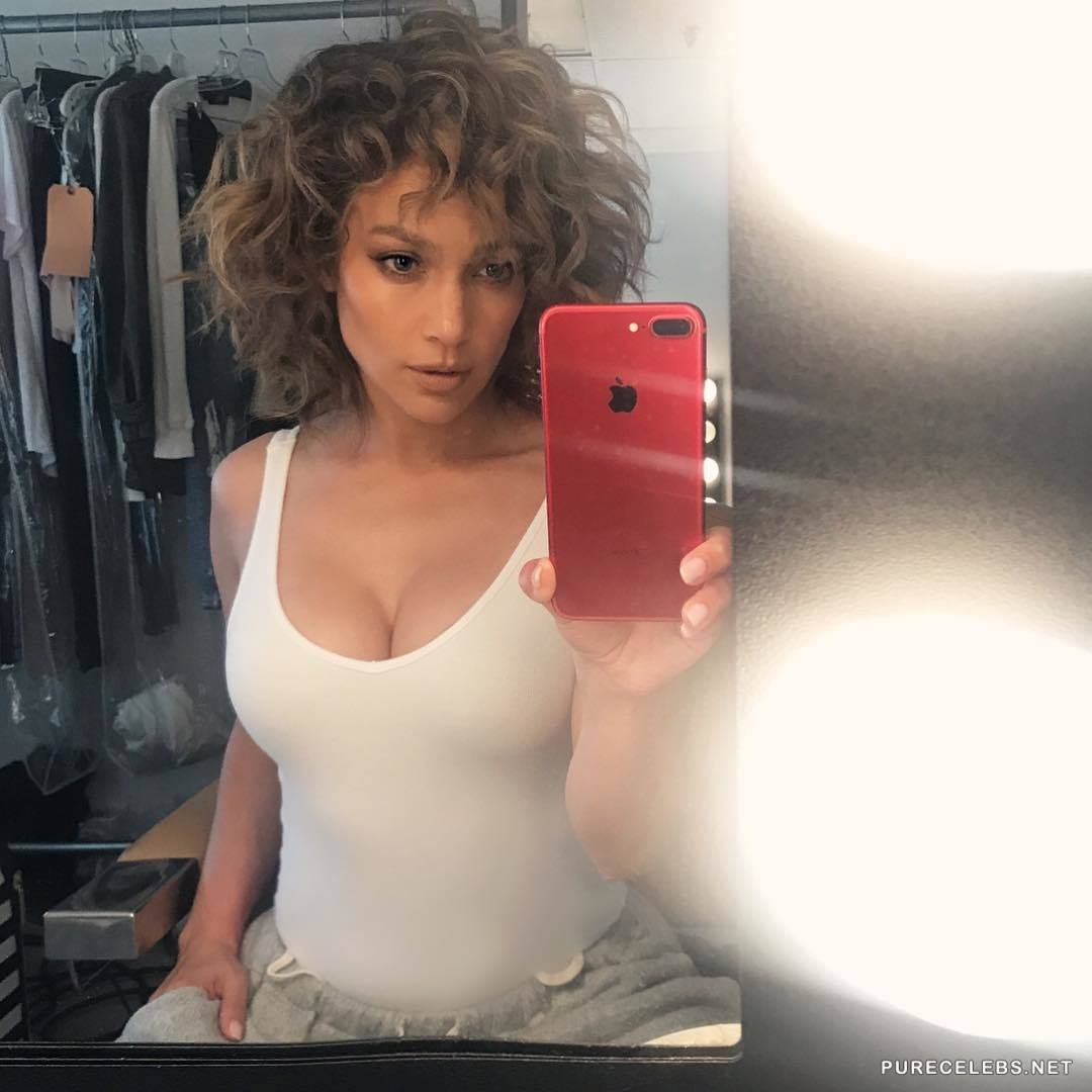 Jennifer Lopez New Sexy Pokies Selfie Photos