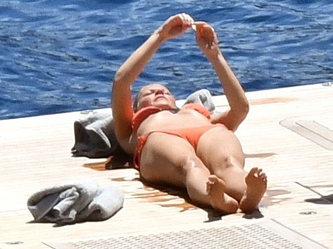 Gwyneth Paltrow New Orange Bikini Cameltoe Pictures