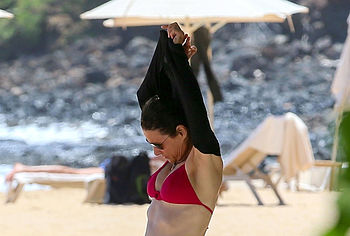 Julia Louis-Dreyfus Sexy Bikini - NuCelebs.com
