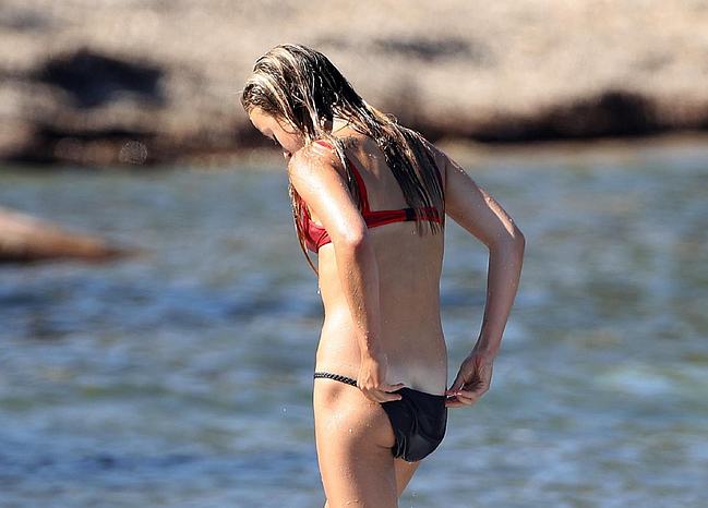 Amelia Windsor Ass Slip And Wet Bikini Photos