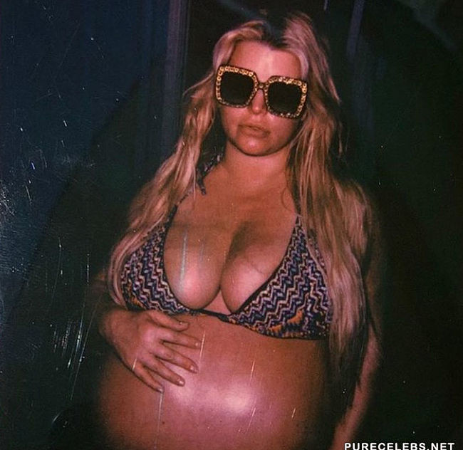 OMG!! Jessica Simpson Pregnant In Bikini