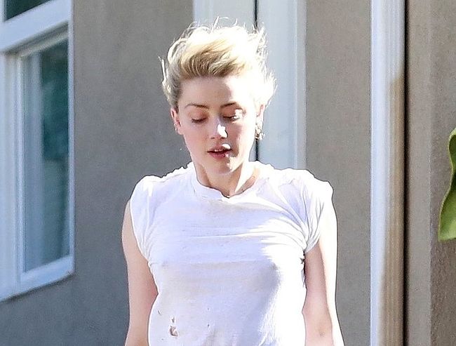 Hollywood Star Amber Heard Flashes Her Cute Tits Through T-shorts
