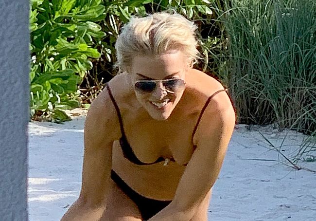 Megyn Kelly Looks Sexy In Black Bikini On A Beach - NuCelebs.com.