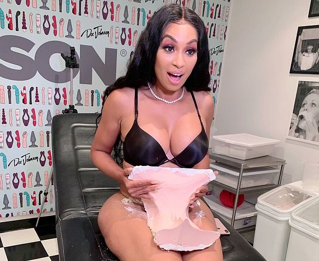 Karlie Redd Nude While Doing Casts Of Her Butt And Vagina