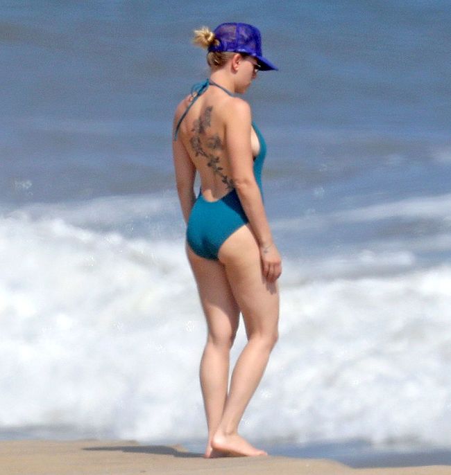 Scarlett Johansson Sunbathing In Tight Swimsuit With Boyfriend On A Beach