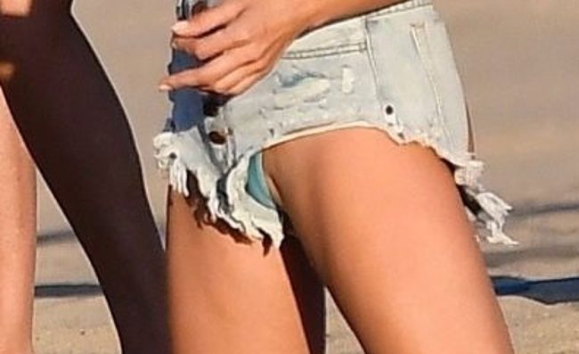 Alessandra Ambrosio Panties Slip Oops Moment - NuCelebs.com