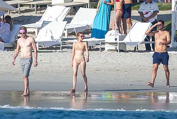 Emma Roberts nude photos
