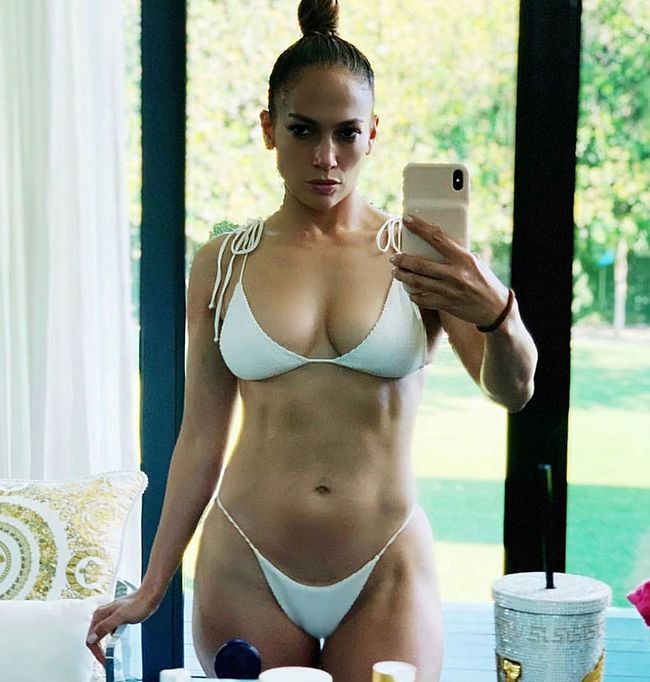Jennifer Lopez bikini selfie