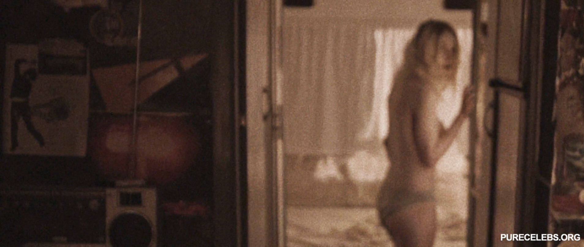 You can admire Dakota Fanning nude in the movie Viena and the Fantomes (202...