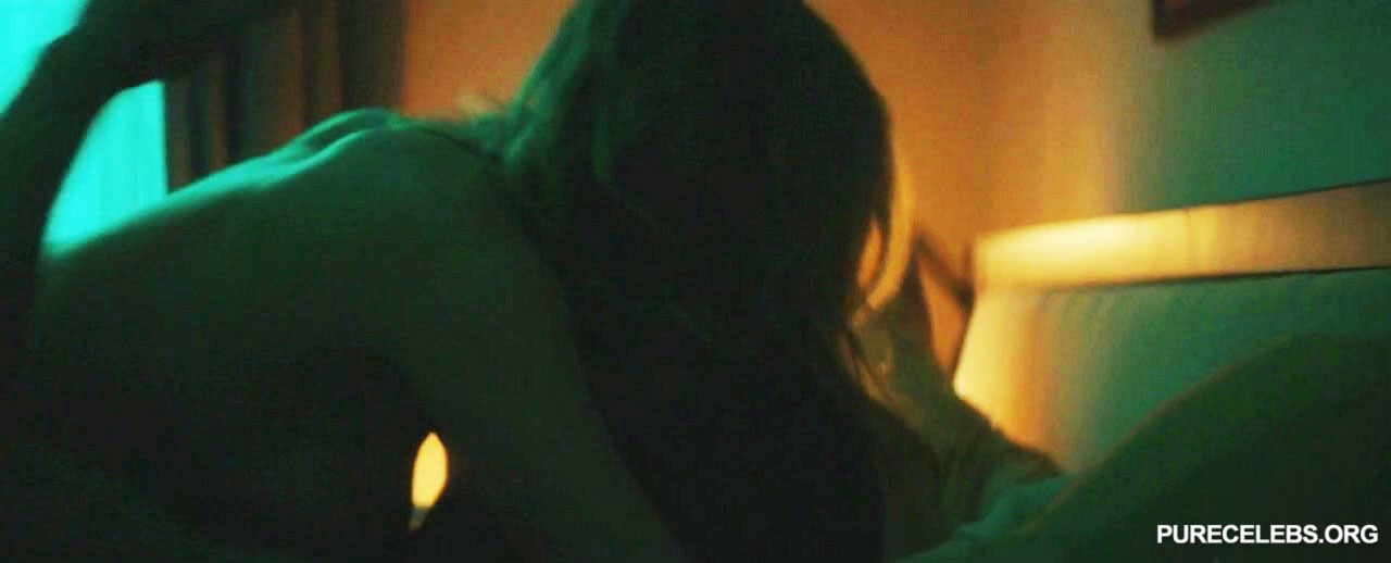 In The November Man you can admire Eliza Taylor nude boobs with hard nipple...