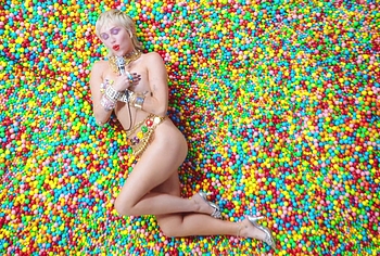 Miley Cyrus frontal nude