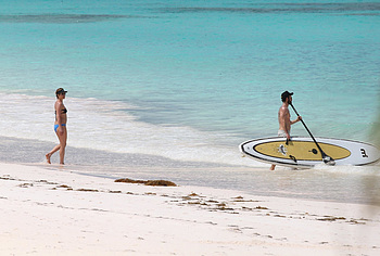 Jennifer Aniston bikini beach