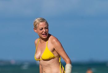 Rose McGowan bikini beach pics