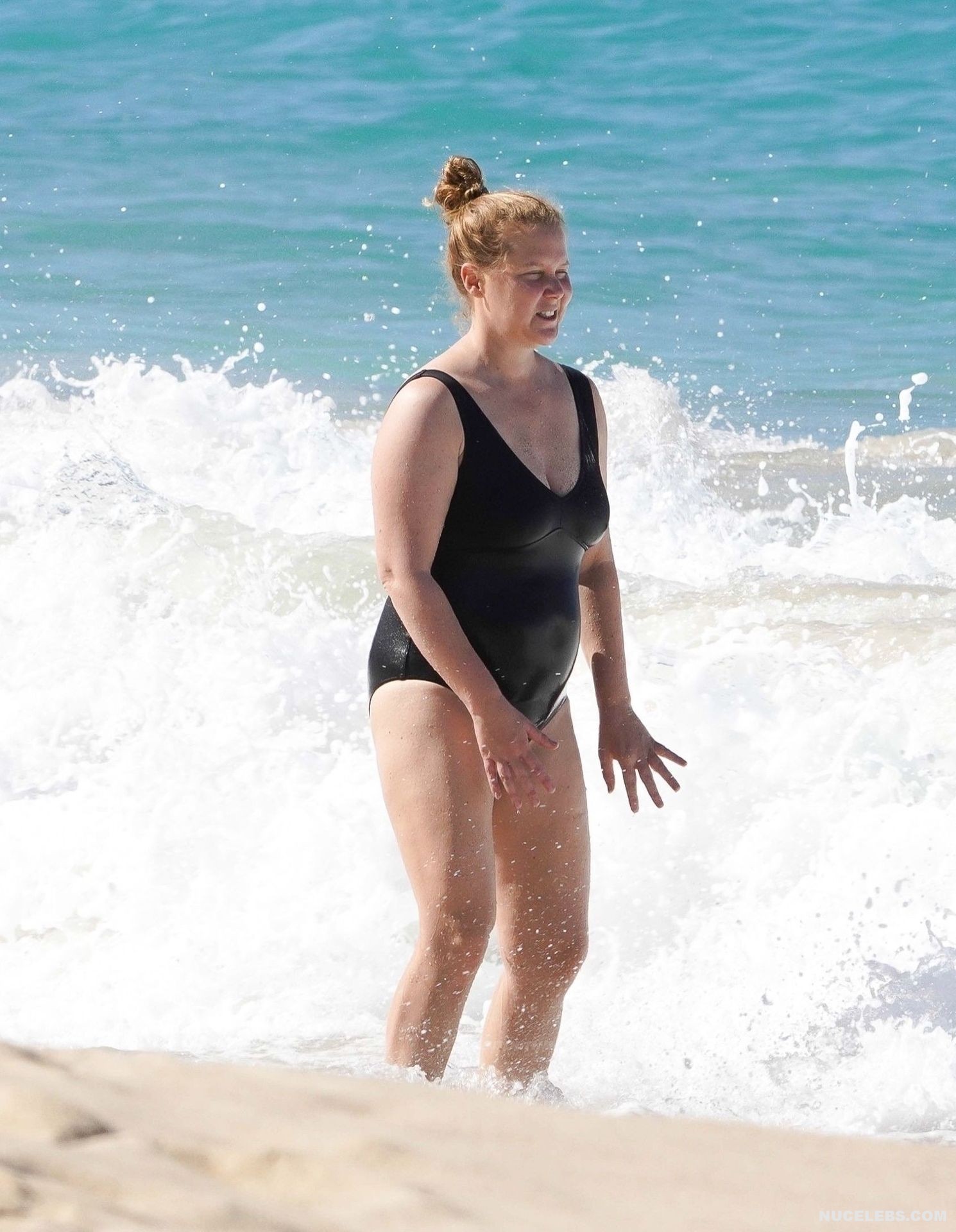 Leaked amy schumer shows her big tits on a beach