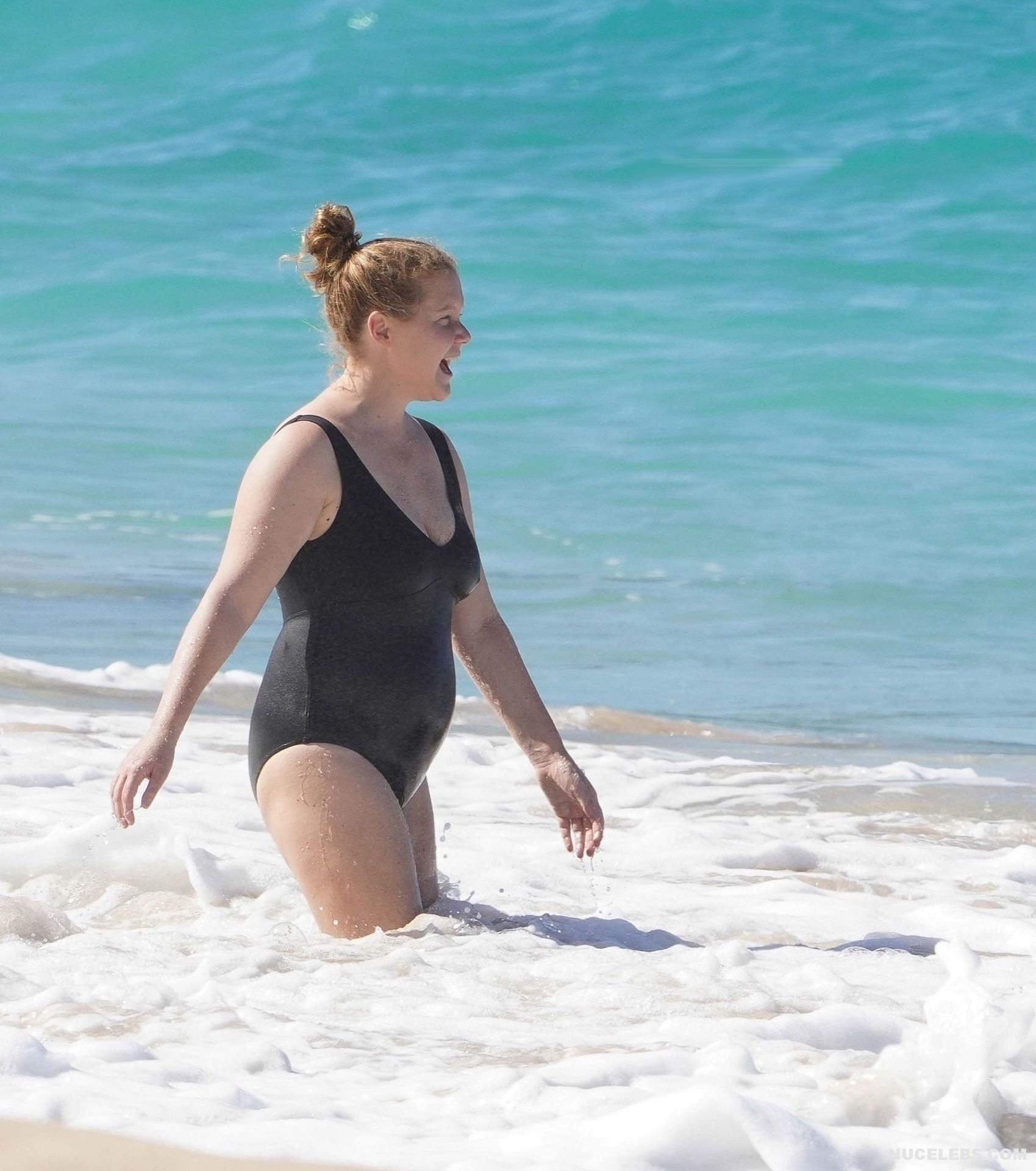 Leaked amy schumer shows her big tits on a beach