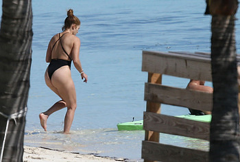 Jennifer Lopez caught naked