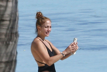 Jennifer Lopez hacked nude photos