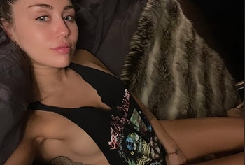 Miley Cyrus tits photos