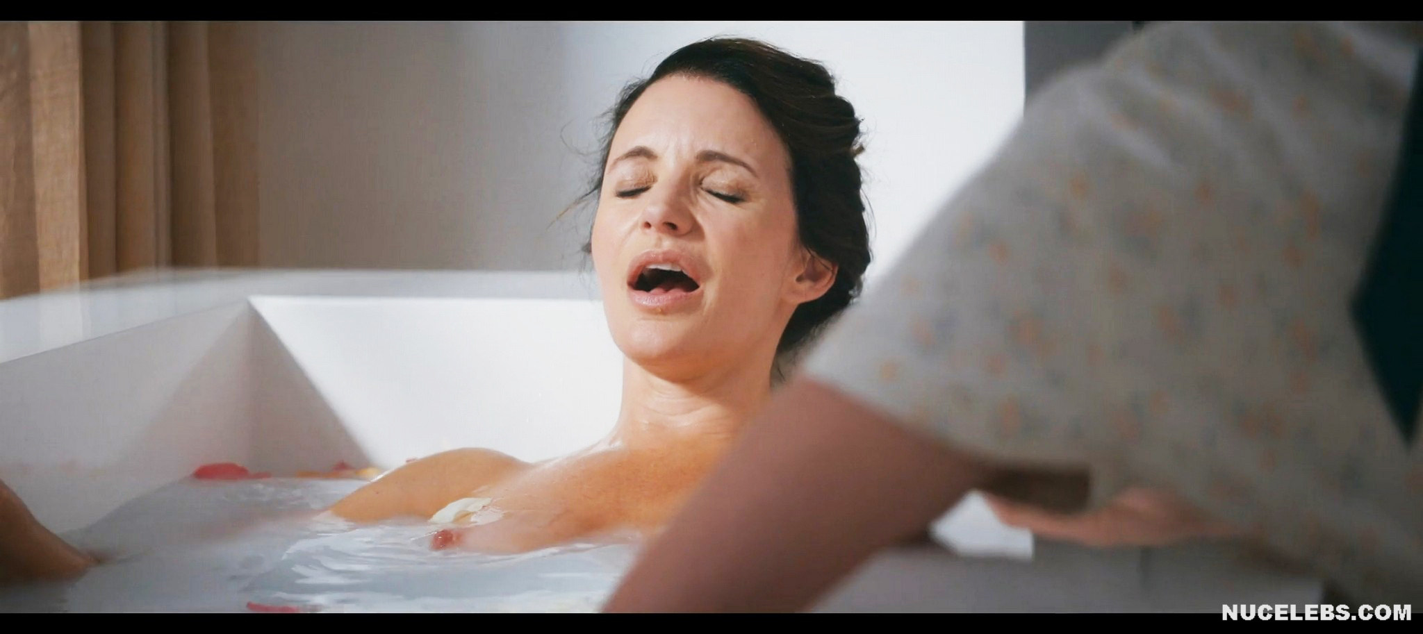 Kristin Davis & Greer Grammer Nude Sex In Deadly Illusions.