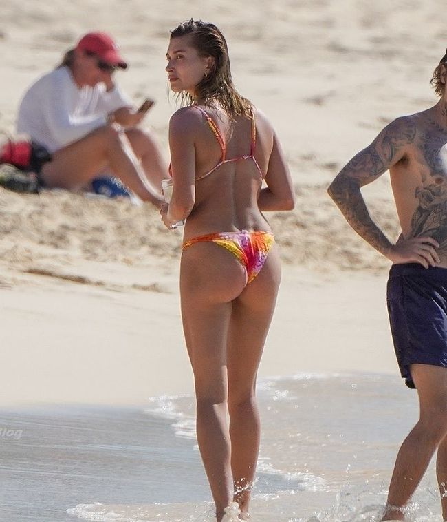 Leaked hailey baldwin sexy cameltoe in pink shorts
