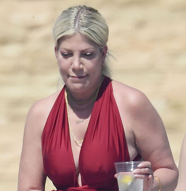 Tori Spelling Caught By Paparazzi Relaxing In Swimsuit
