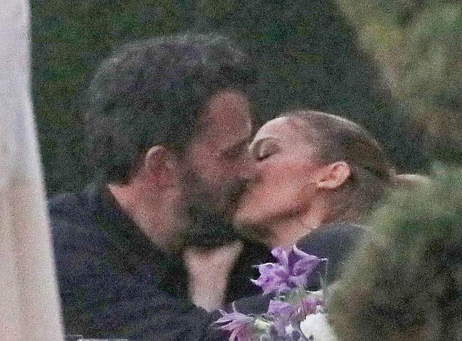 Jennifer Lopez paparazzi kiss