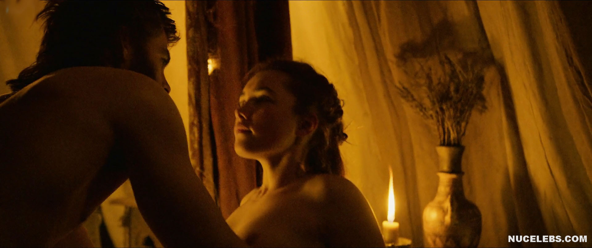 Hot babe Florence Pugh will impress you with her nude boobies in Outlaw Kin...