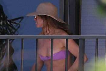 Jennifer Aniston naked
