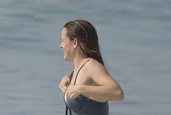 Jennifer Garner beach photos