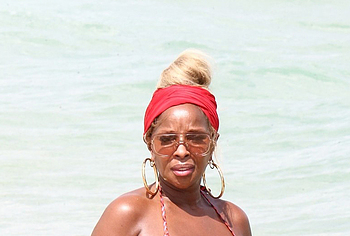 Mary J Blige tits photos
