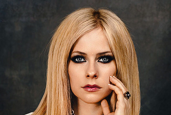 Avril Lavigne nipslip